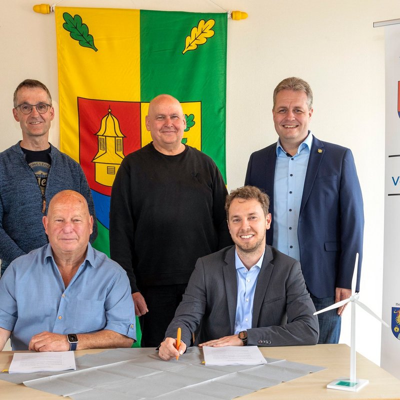 Freuen sich über den Repowering-Vertrag für den Windpark Waigandshain (von links): Markus Behr (Fachbereichsleiter Erneuerbare Energien bei der evm), Jörg Wiederstein (I. Beigeordneter der Ortsgemeinde Waigandshain), Jürgen Fuhrländer, Gerrit Müller (Bürgermeister der VG Rennerod), Jürgen Höppner (Bürgermeister der Ortsgemeinde Waigandshain) und evm-Vorstandsmitglied Christoph Hesse. Foto: Bettina Röder-Moldenhauer/evm